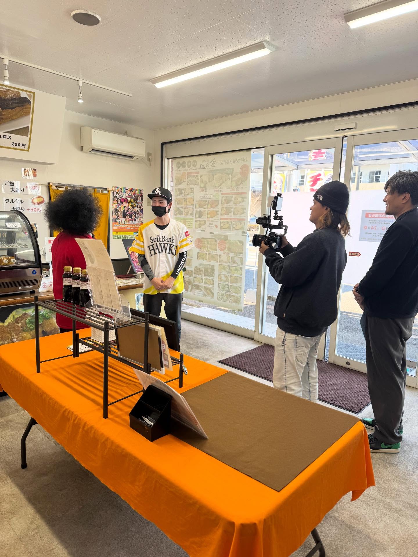 おはようございます昨日プロ野球キャンプがあと1週間後とあって、MRTのCheck!の取材が行われました️オンエアは1/27になります️番組内では金の皿店舗での期間限定の情報もございます️是非ともお時間ある方はご覧くださいませ以上、緊張のあまり取材で何を話したか覚えてない店長でした笑#金の皿 #チキン南蛮専門店金の皿 #宮崎市 #清武町 #清武町グルメ #お弁当屋#豚汁セット#WBC2026#プロ野球キャンプ#キャンプ宮崎#MRT#check!