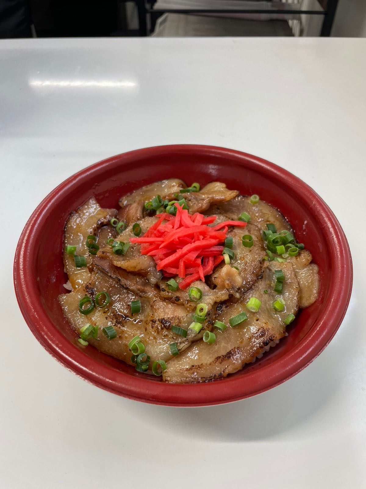 インスタ部からのお知らせです！関西のイベントで大人気のあの宮崎綾豚丼が店舗にて数量限定で販売する事が決定しました。価格はなんと税込700円とお安くなっております。数量に限りがある為お早目に予約する事をオススメします。